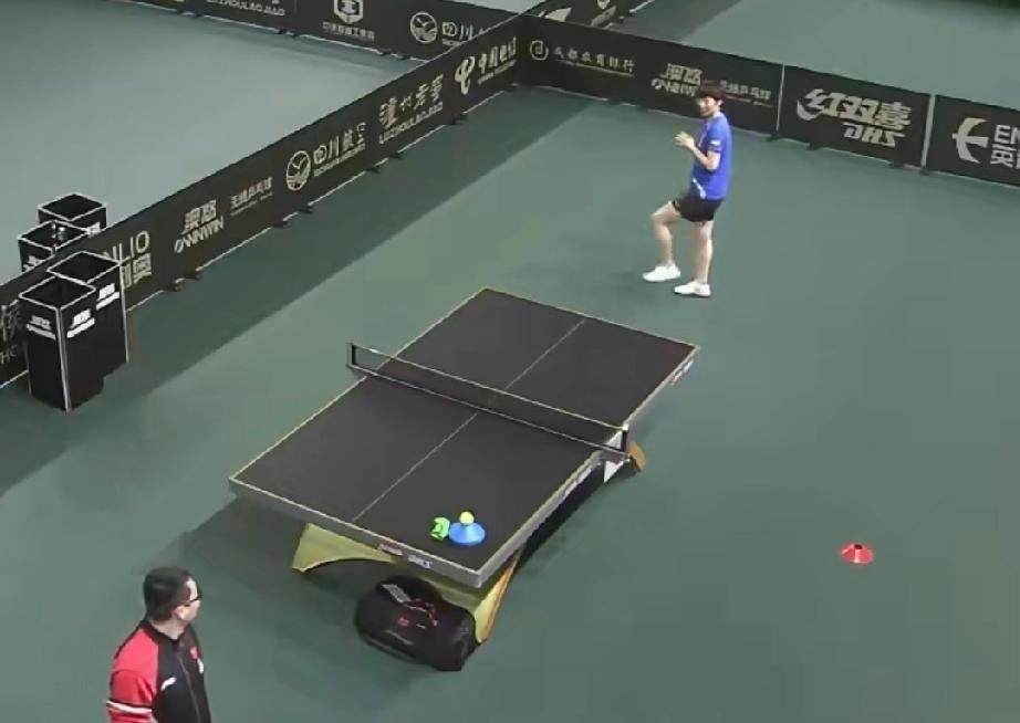 成都混合团体世界杯，国乒队员在后台等待布置工作任务期间，王曼昱在孙奇体能教练的带