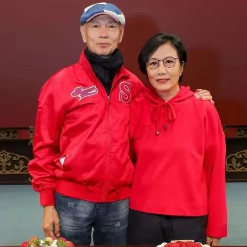 又有一位准备“裸捐亿万财产”的港星，改变主意了？

罗家英近日接受采访时说：“汪