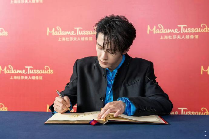 #‍檀健次入驻上海杜莎# ​檀健次将作为上海杜莎光影启幕官，成为首位打卡全新光影