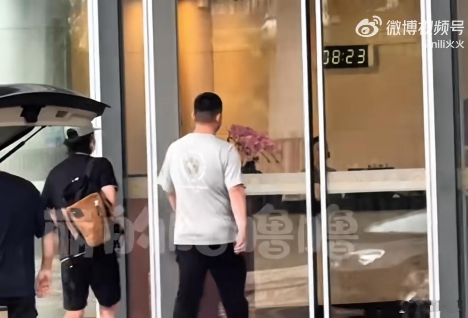 博君一肖[超话] 这个出发时间也是绝了！！8：23博爱赞[哆啦A梦吃惊][哆啦A