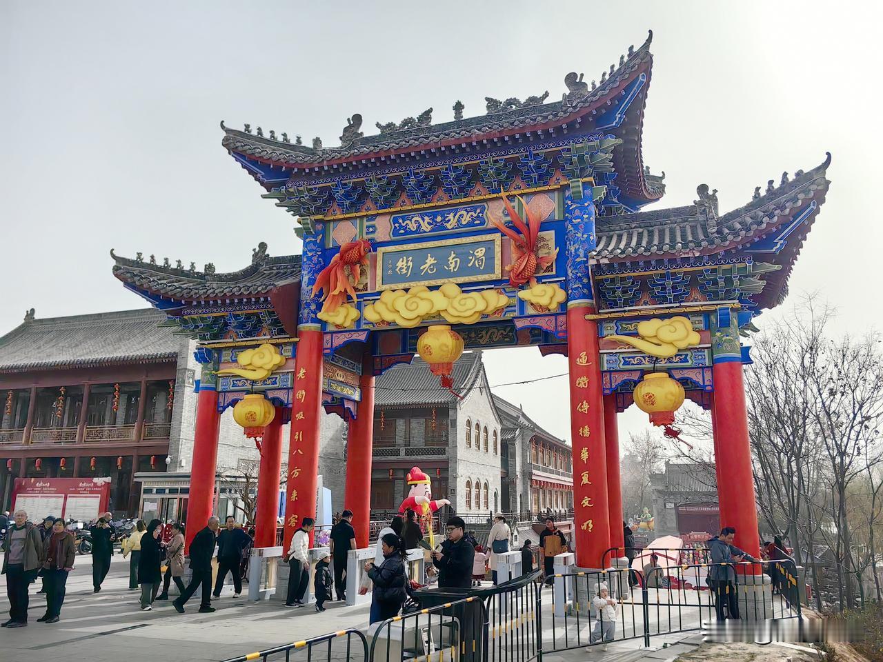 渭南老街新春佳节热闹非凡。白天、晚上各种特色表演、节目精彩纷呈，人流熙熙攘攘，特