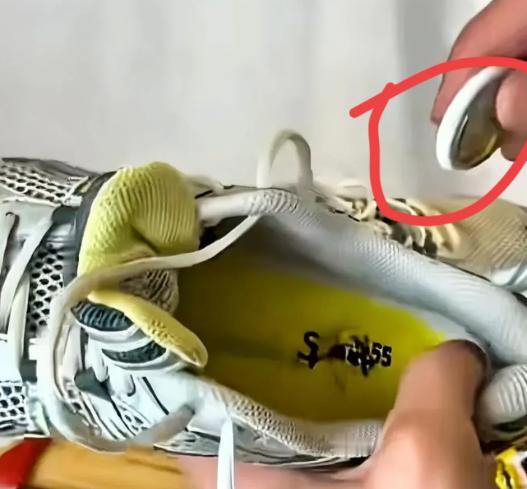 2025年6月，德国一名男子将内藏GPS追踪器的鞋子捐给红十字会，想看看它会被送