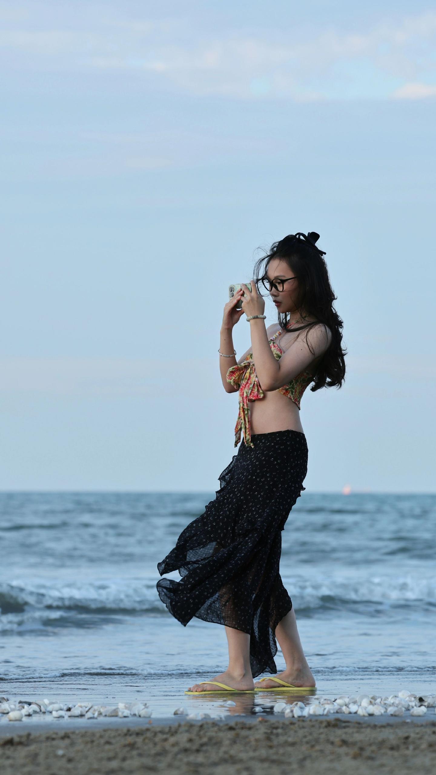 海滩 海风轻轻吹  海边拍照 沙滩比基尼