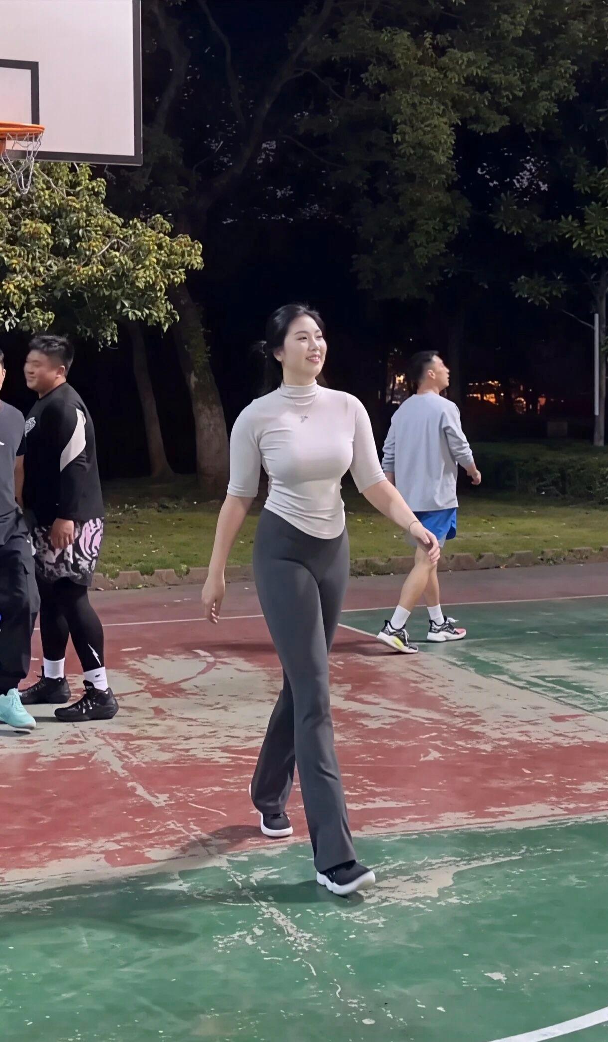 小姐姐不仅身高高，打球技术好，对抗也厉害，一般男生真打不过她[赞]