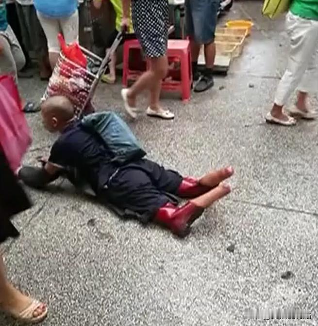 2016年，广州男子买菜时，偶遇双脚被截断的乞丐，仔细辨认下发现，这竟是失踪12