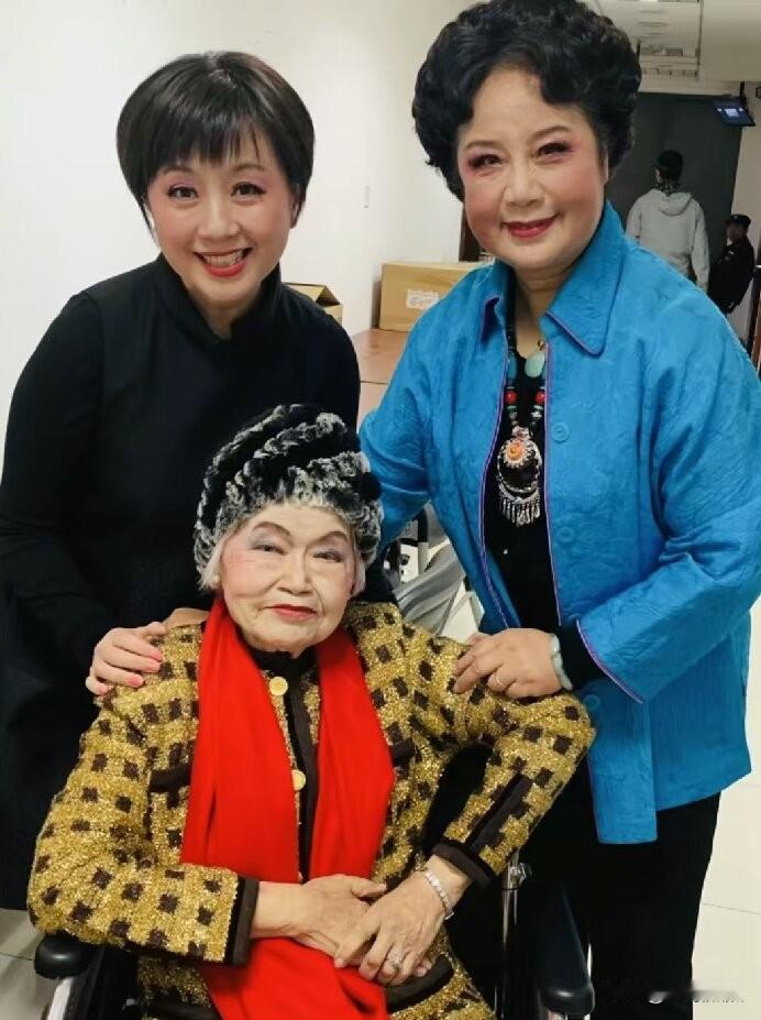 和竺小招、华怡青同框的是越剧“江南名丑”

彼年，两代越剧名家——竺派小生竺小招