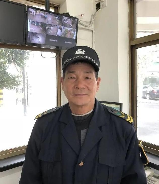 昨天在赣江公园跑步，回家的时候遇见了跑友老张。

他比我小2岁，今年刚刚退休，退