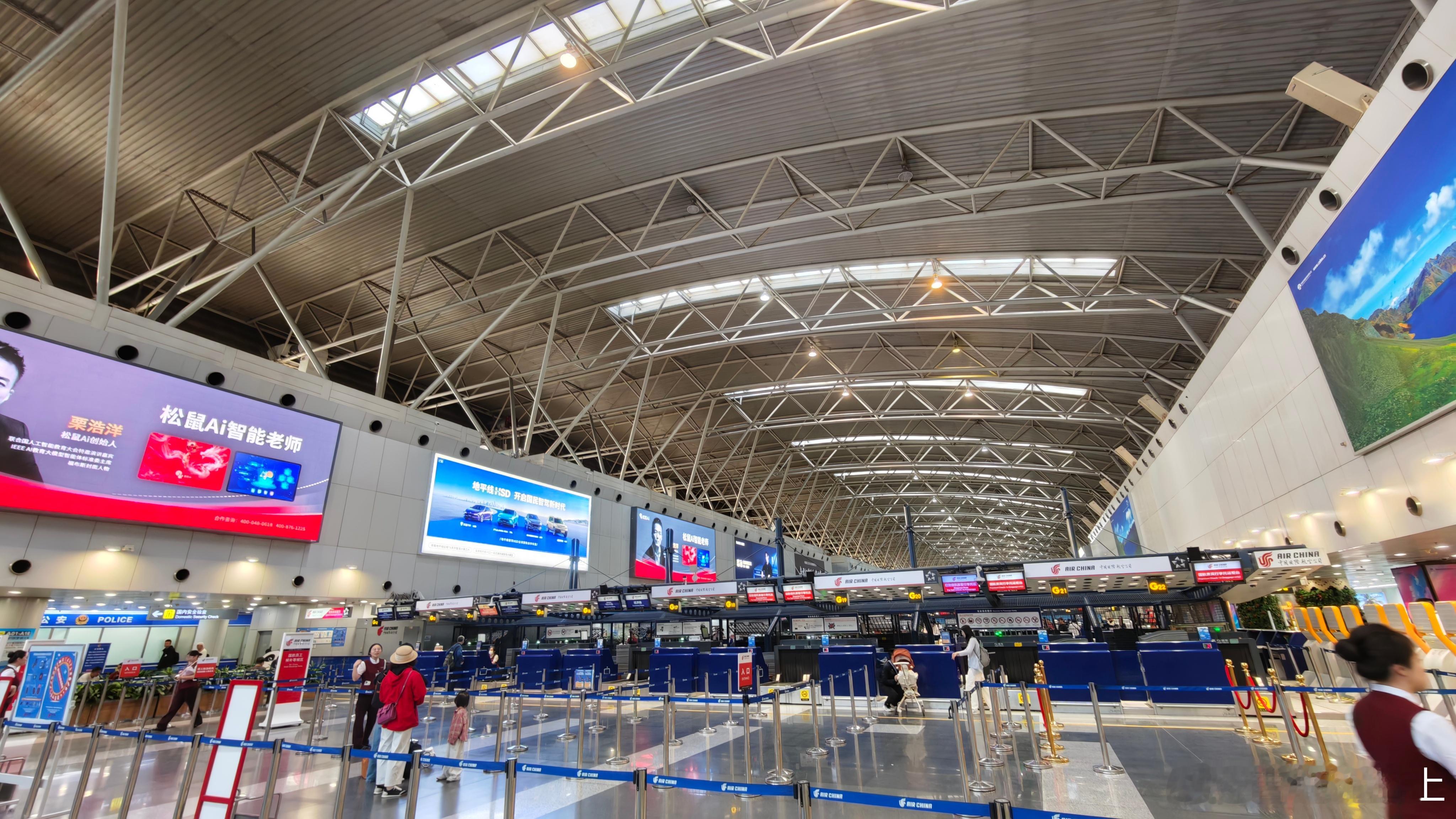 今天从首都机场T2航站楼起飞🛫登机口在A10需要坐摆渡车过去过来之后恍然发现 