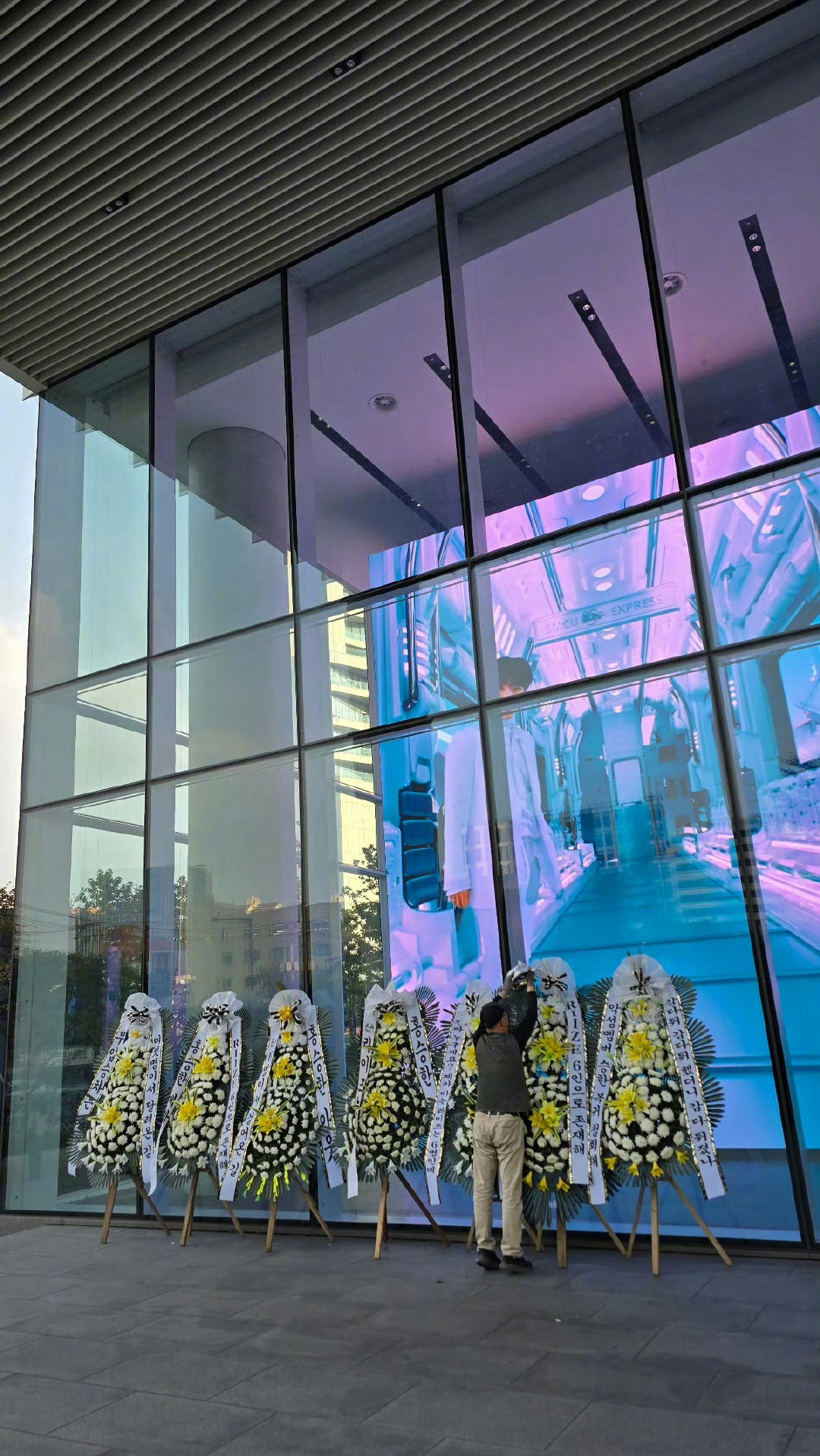 在SM娱乐公司宣布洪承汉即将回归RIIZE后，一些粉丝在公司大楼外摆放了“洪承汉