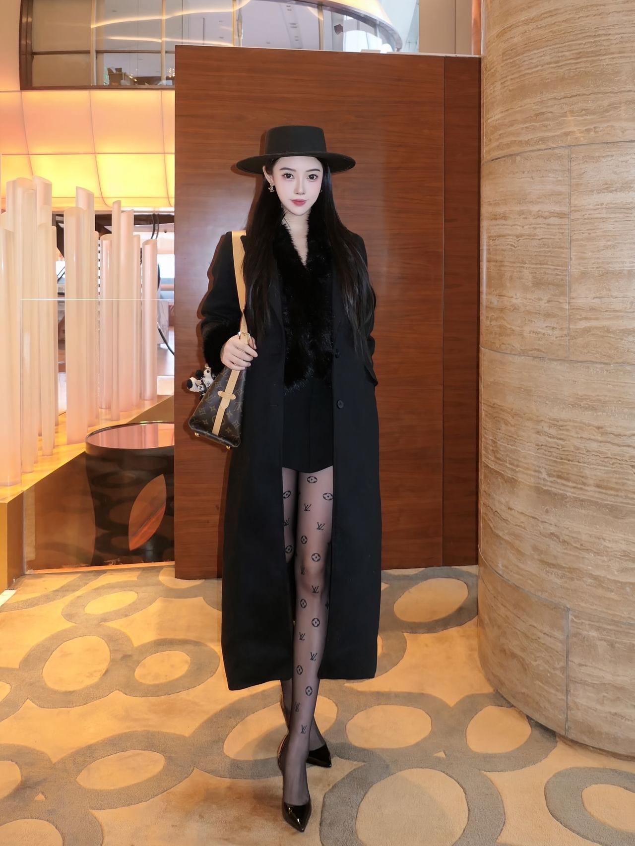 秋日街头“黑系御姐”杀疯了！这穿搭把“又美又飒”焊在身上

谁懂啊！秋日街头撞见