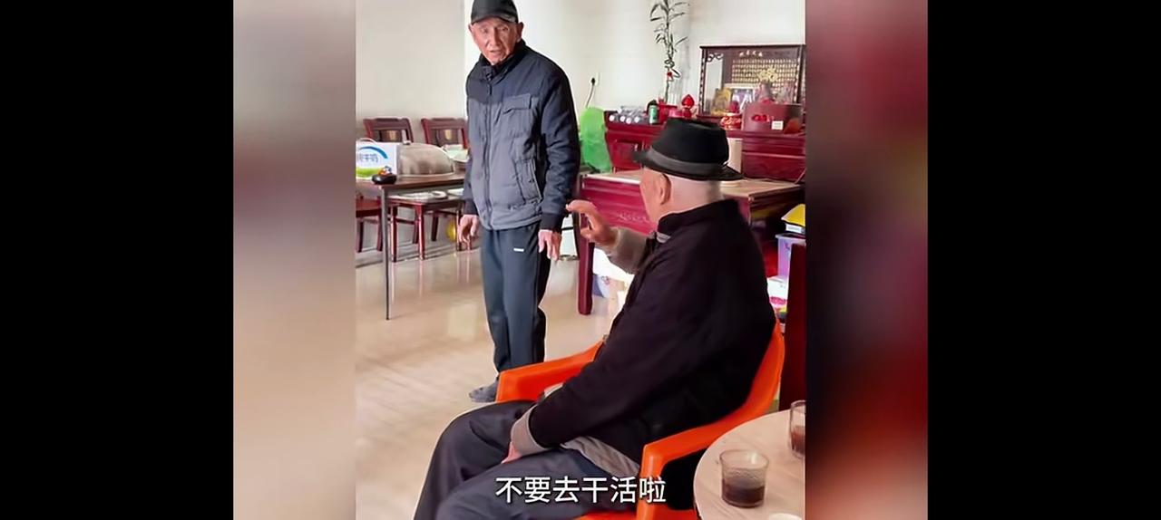 老父亲正念叨儿子最近怎么没有来，谁知道他就匆匆忙忙的上门来，给老父亲带的吃的，还