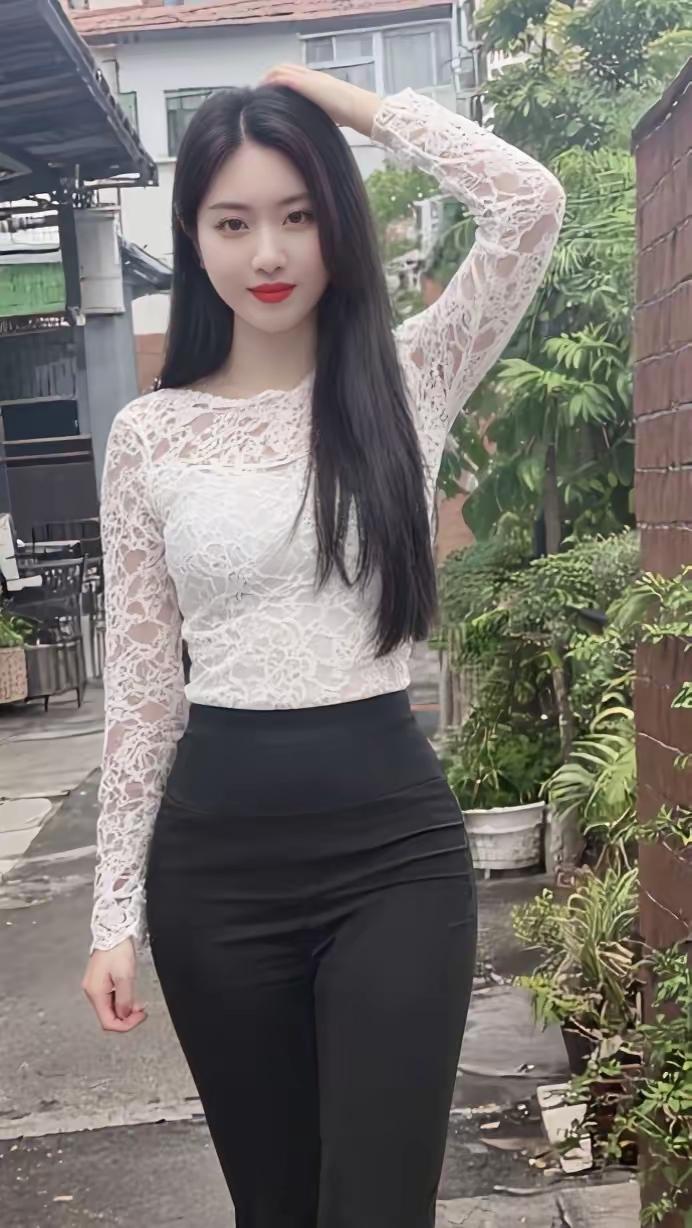 优雅蕾丝白上衣搭配黑色高腰裤，气质满分！