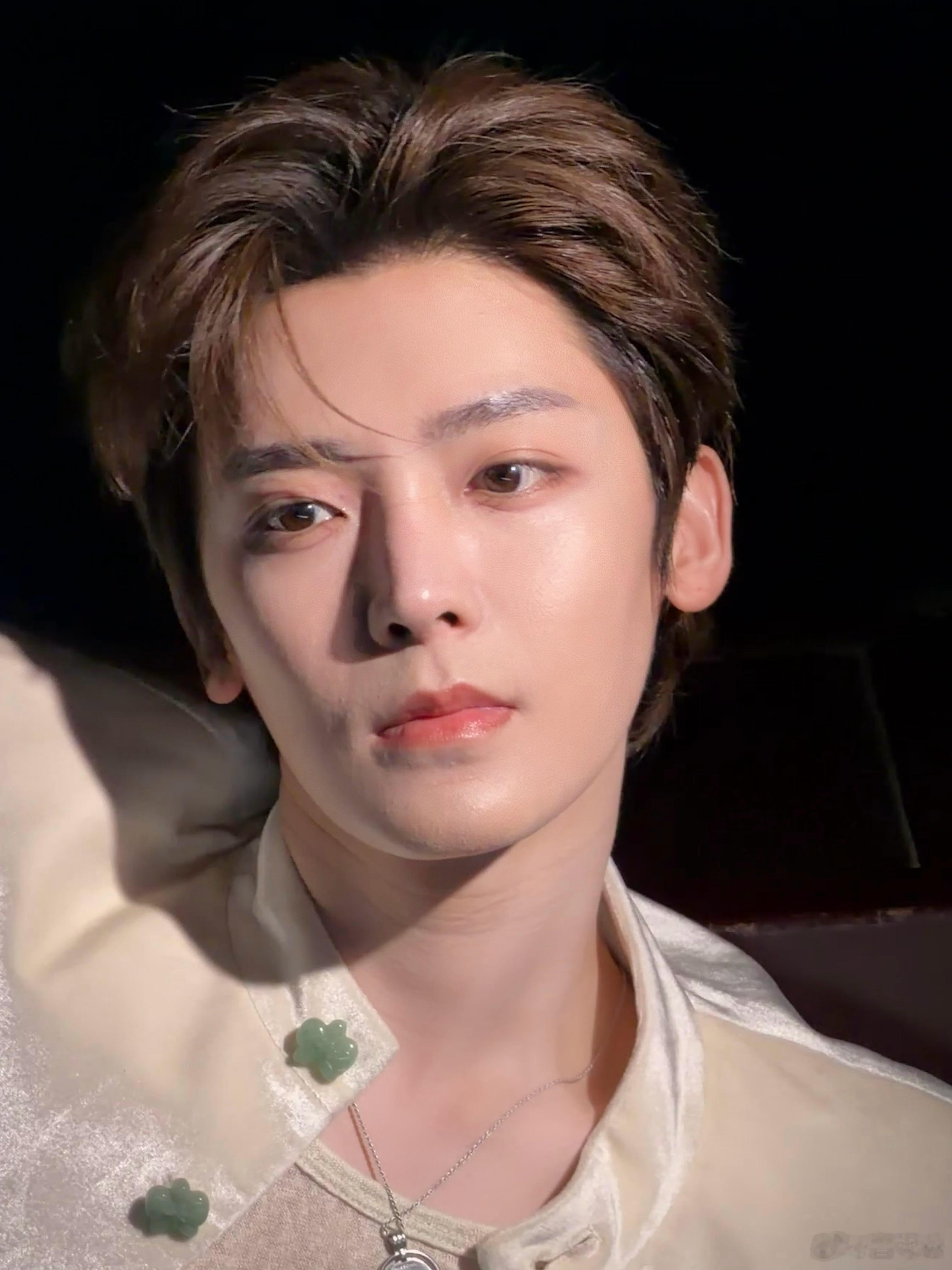 侯明昊直播 啊啊啊！侯明昊直播里的笑容太治愈啦！每次看到他笑，我的心情也跟着变好