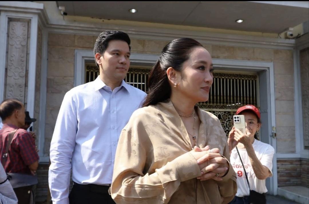 2月5日，佩通坦和丈夫及亲属探望狱中父亲他信，现场气氛亲和！

佩通坦总是那么时