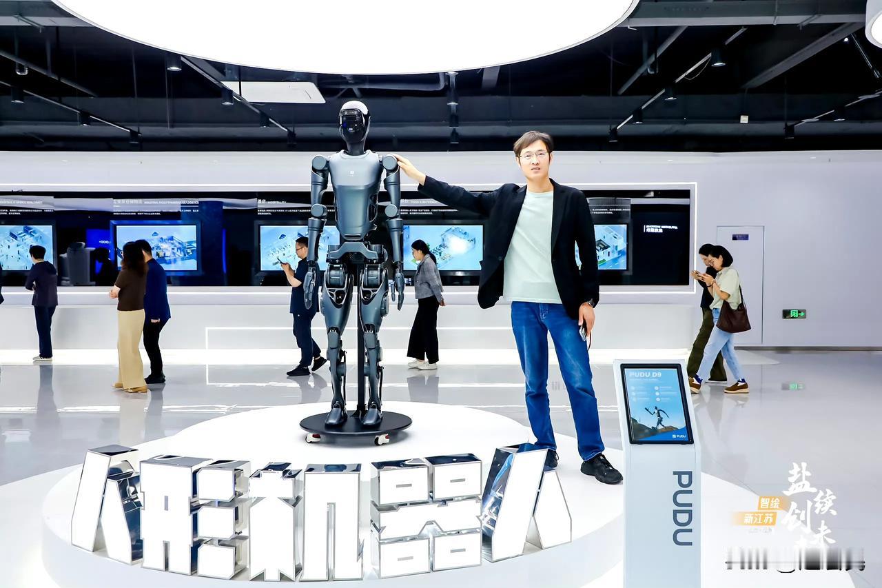 人形机器人降价到多少钱大家才愿意买呢？

在2025年世界机器人大会上，宇树科技