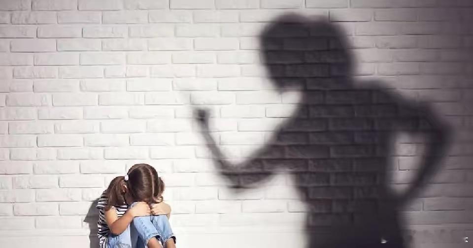 【9岁女孩在校犯错被母亲管教致死，管教女儿致死母亲被刑拘】据大河报报道，5月15
