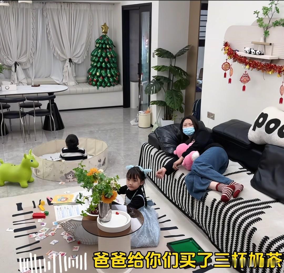 或许这才是结婚的意义！

女子发烧在沙发躺着，两个子女在客厅玩耍，这时候老公打来