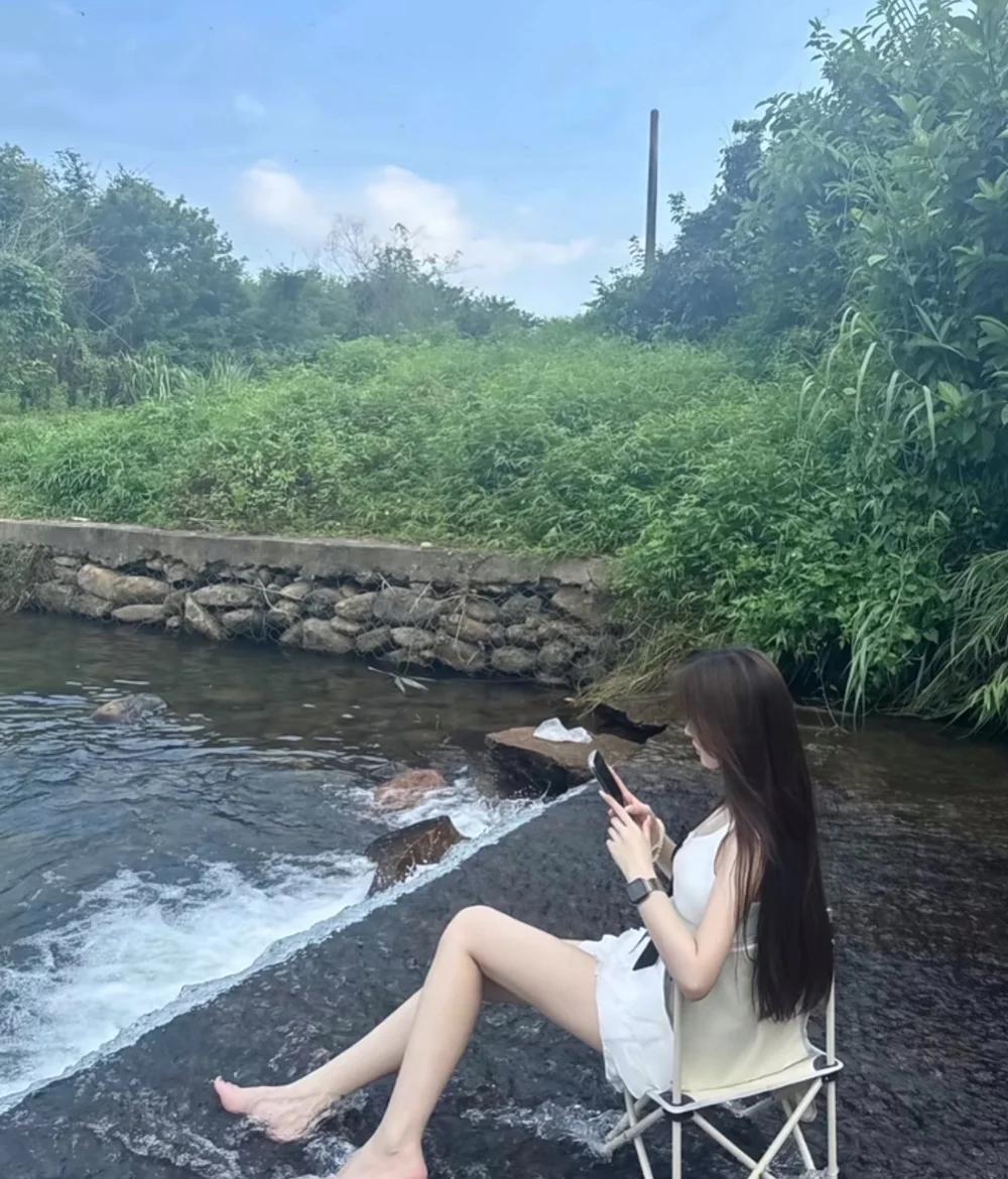 姑娘不要随便玩水，水太凉对身体不好