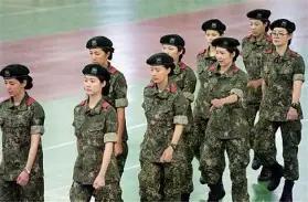 韩国女权，翻车了。现在韩国政坛真在聊一件事：女人要不要跟男人一样，强制服兵役？已