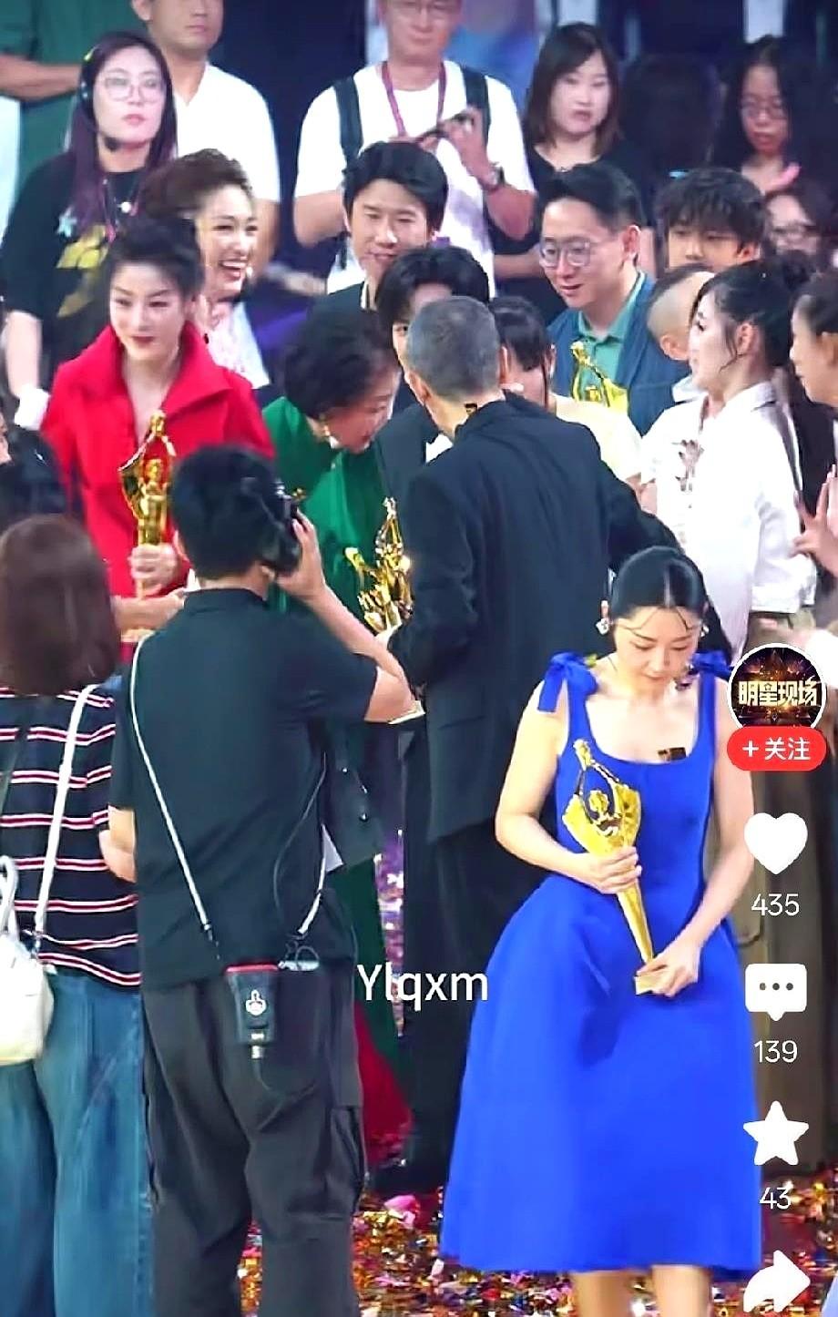 嘴唇缝了50针，转头拿下百花奖影后，拿完奖连寒暄都没有直接离场。

2026年8
