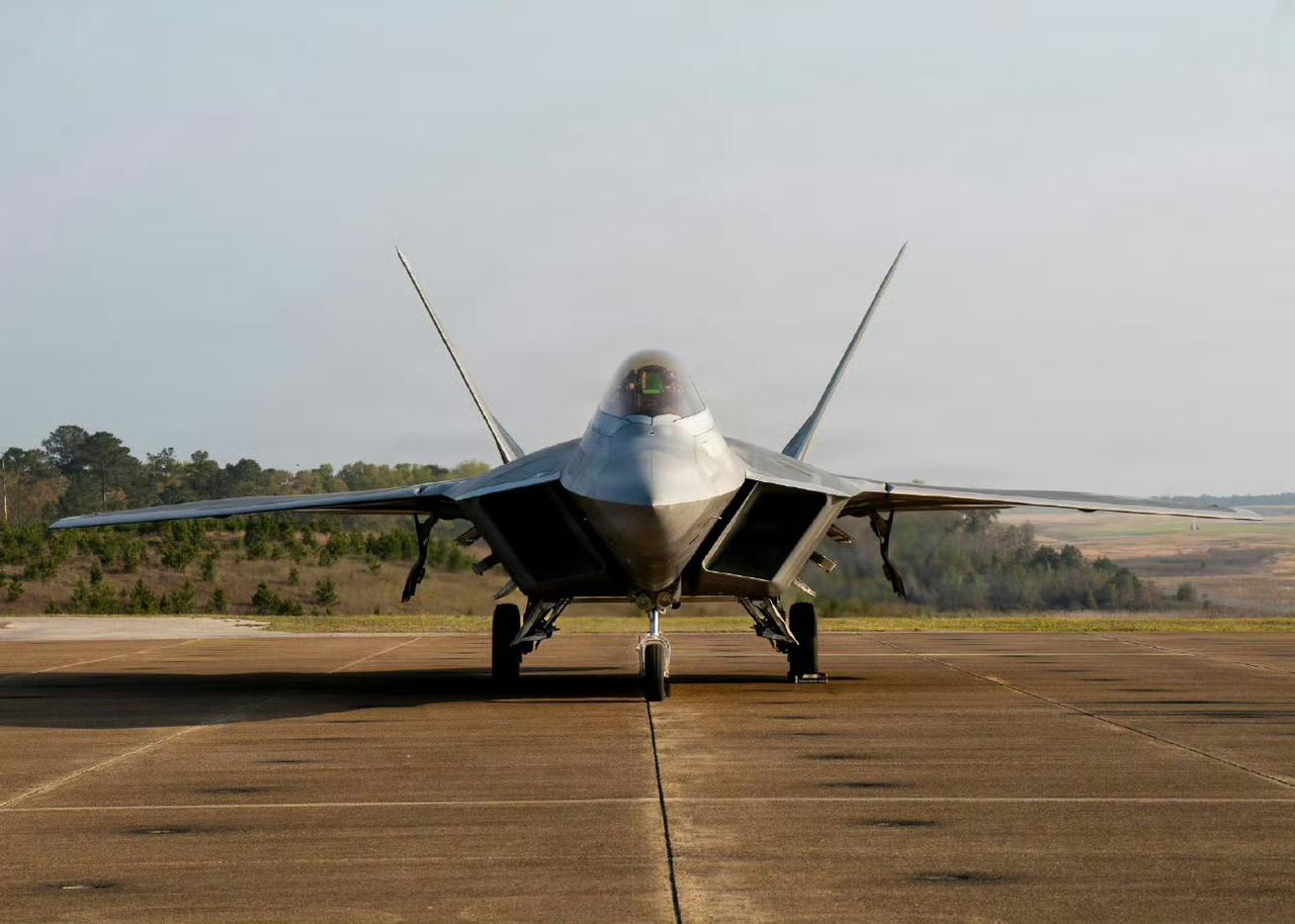 F-22隐身战斗机急调日本，这事跟特朗普访华有关

昨天，美军将6架F-22A"