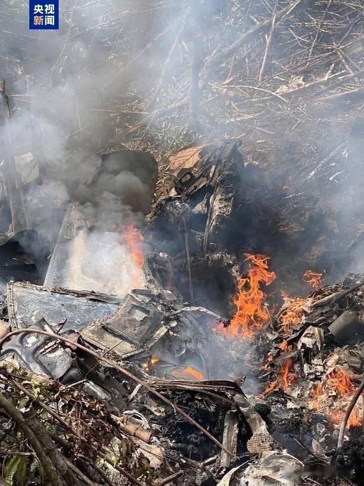 突发！​
菲律宾空军直升机坠毁​
台风 “海鸥” 刚登陆，菲律宾就再添噩耗 ——