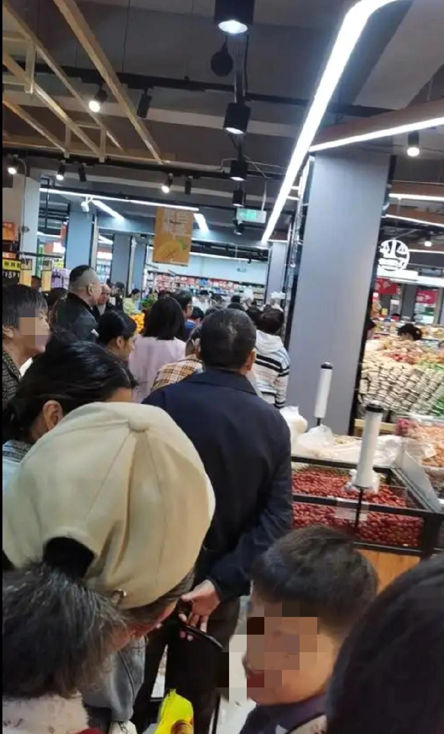 我得感慨下，开个超市真的太难了！
带着幼孩乘凉的宝妈，孩子手里乱抓乱丢；
活泼好