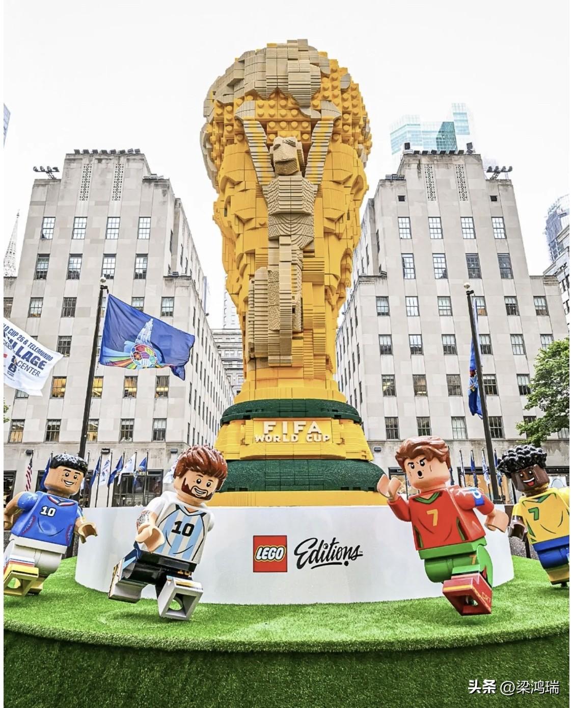 7月6日，乐高联手FIFA（国际足联），在纽约地标洛克菲勒中心（Rockefel