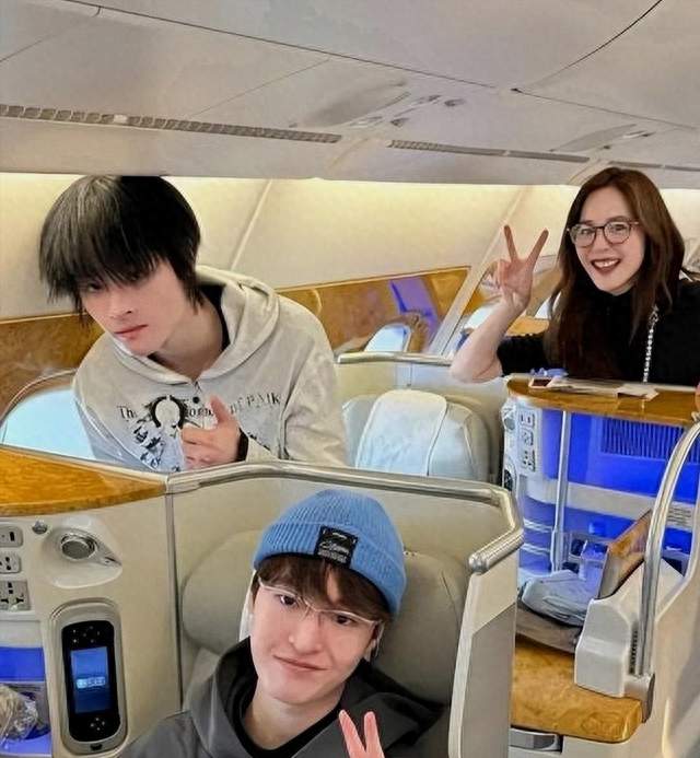 43 岁离婚 9 年：姐姐带弟弟的颜值神话，撕开单亲妈妈最真实的体面