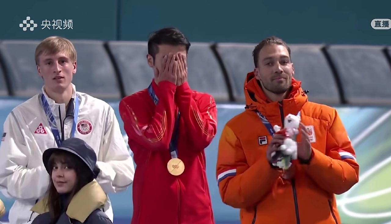 你发现了吗？
当宁忠岩获得冠军站在领奖台上，
他用双手捂住自己双眼的时候，他的内