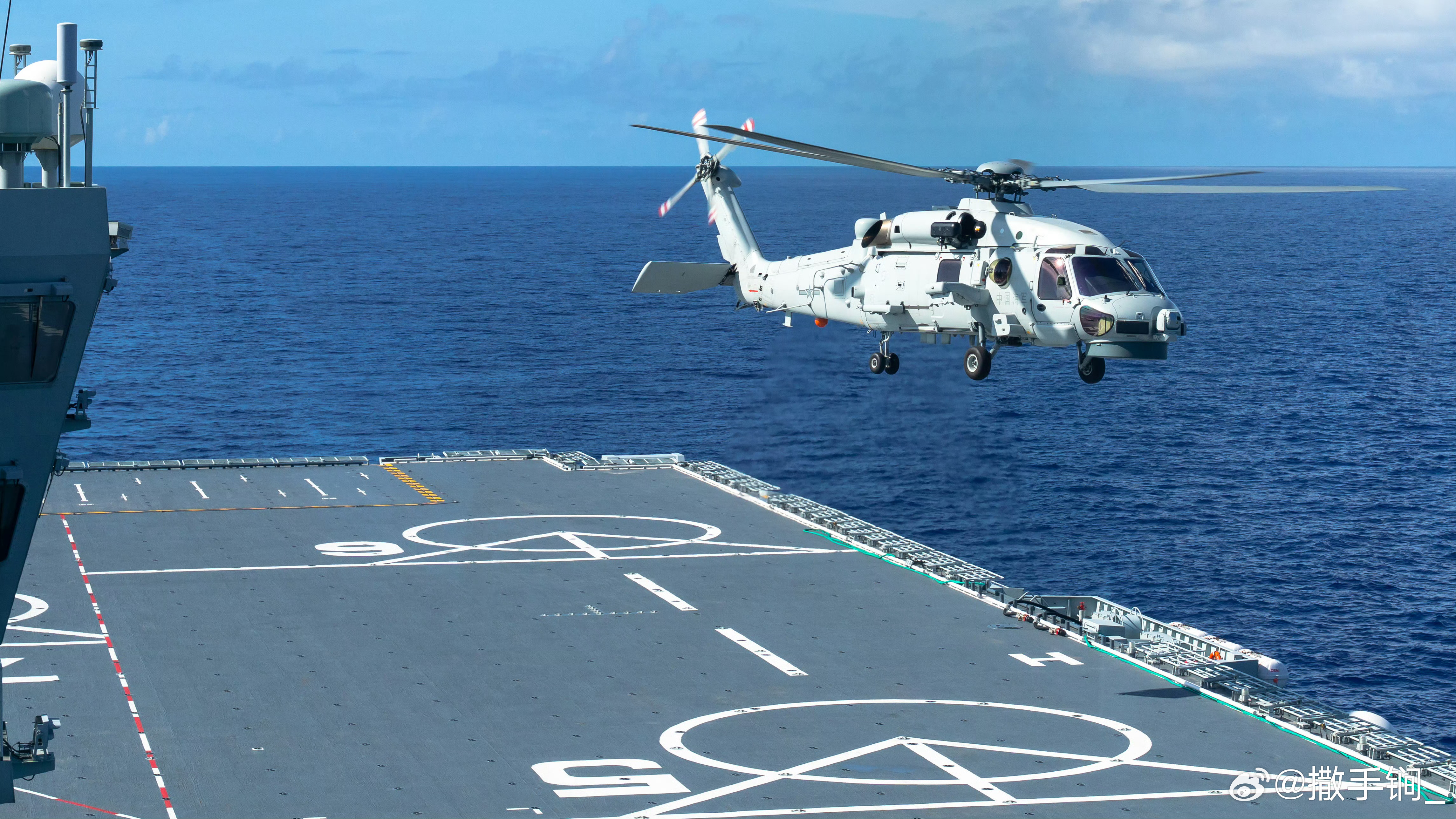 Z-20F反潜机随安徽舰出海训练 