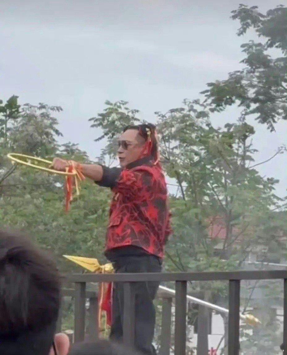吴镇宇这钱挣得我真是不眼红，六十多了这打扮，挣钱不易啊[允悲] #吴镇宇六旬老汉