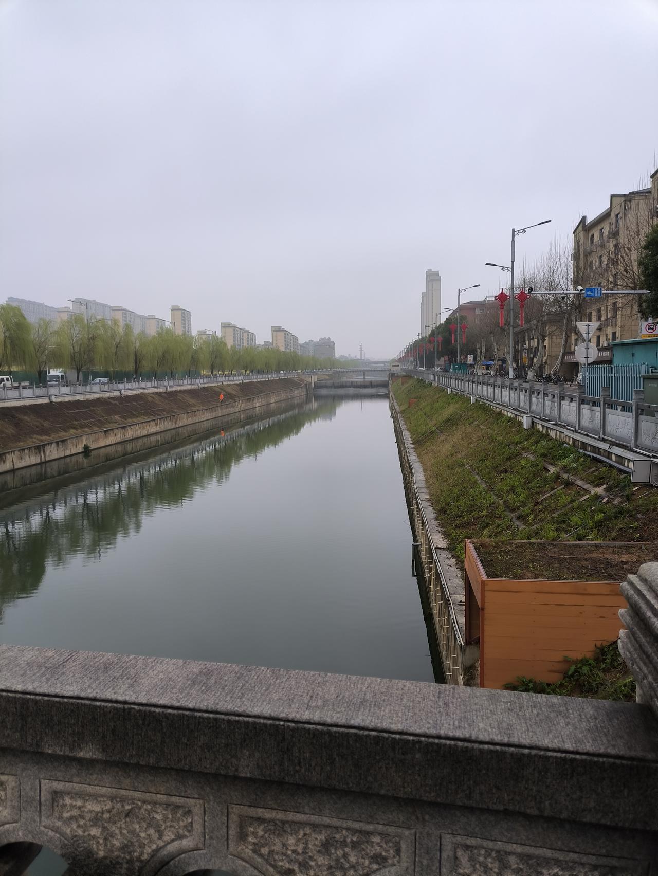 笑话一则：肚子里还有孩子（3月17日原创）

有一个大老板，大年三十的时候，只要
