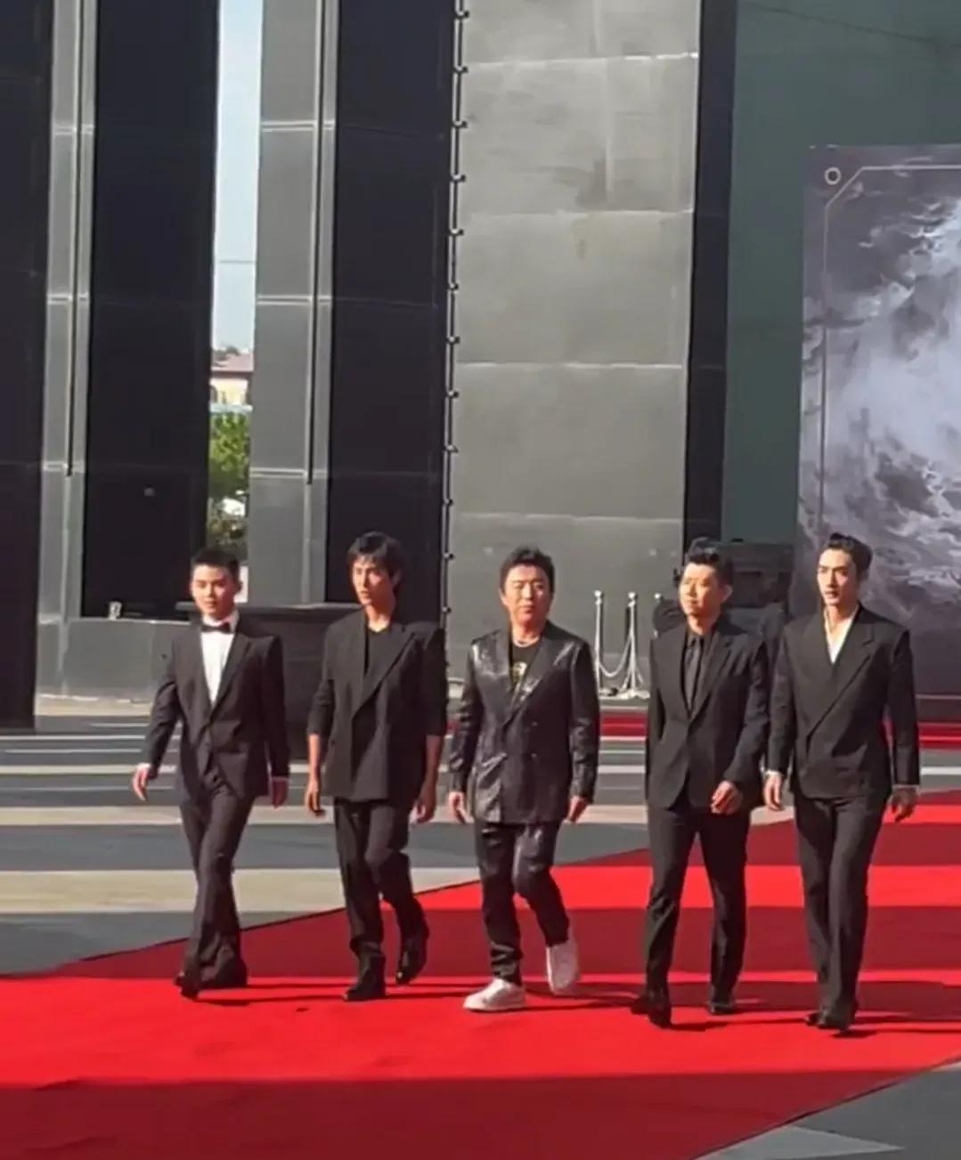 一群帅哥同框亮相，都是西服革履，身材板正，把男人的魅力诠释得淋漓尽致，黄渤妥妥的