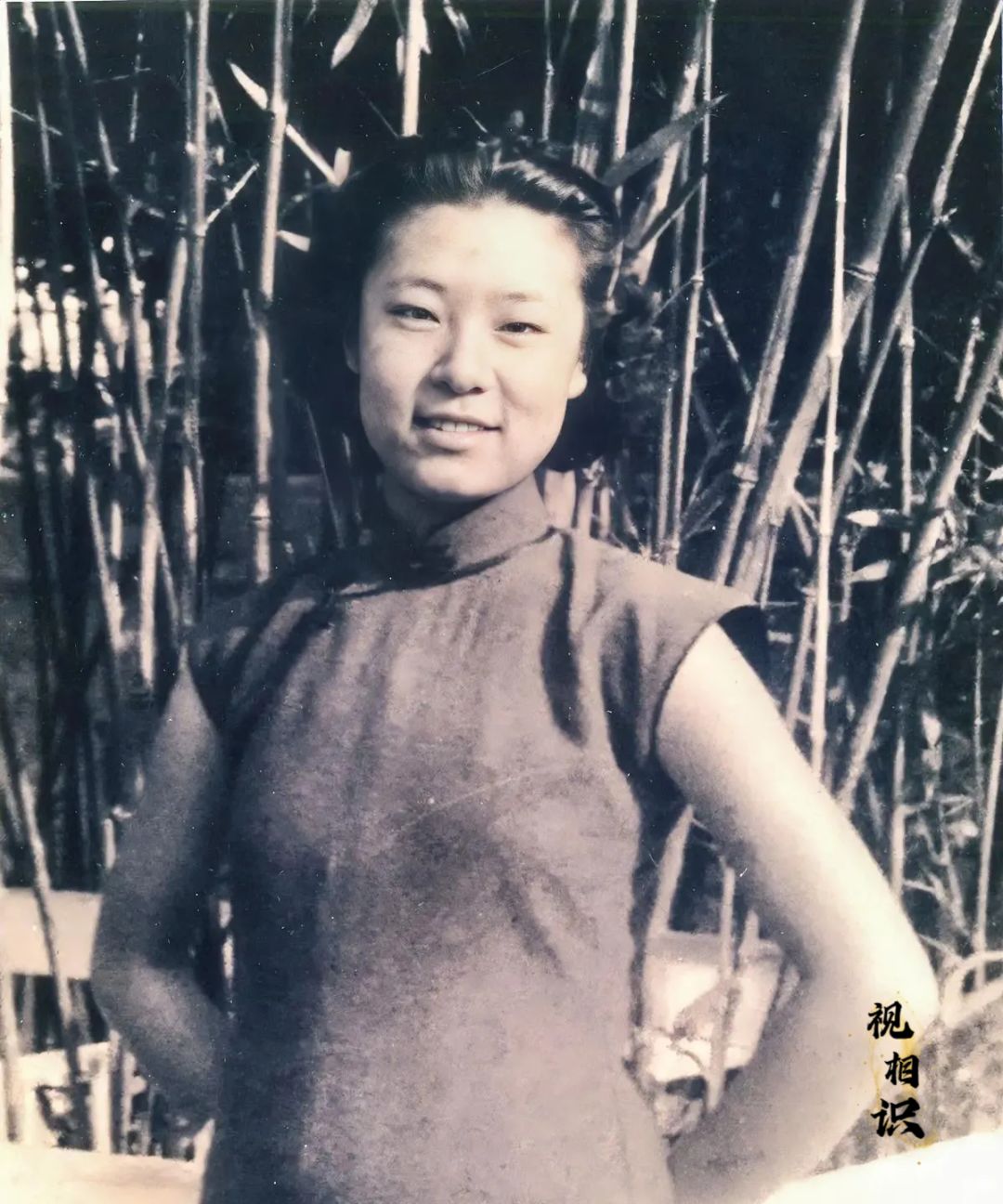 1939年，孙连仲将军之女孙惠书的老照片，镜头中她正值青春年华，身穿旗袍，望着镜...