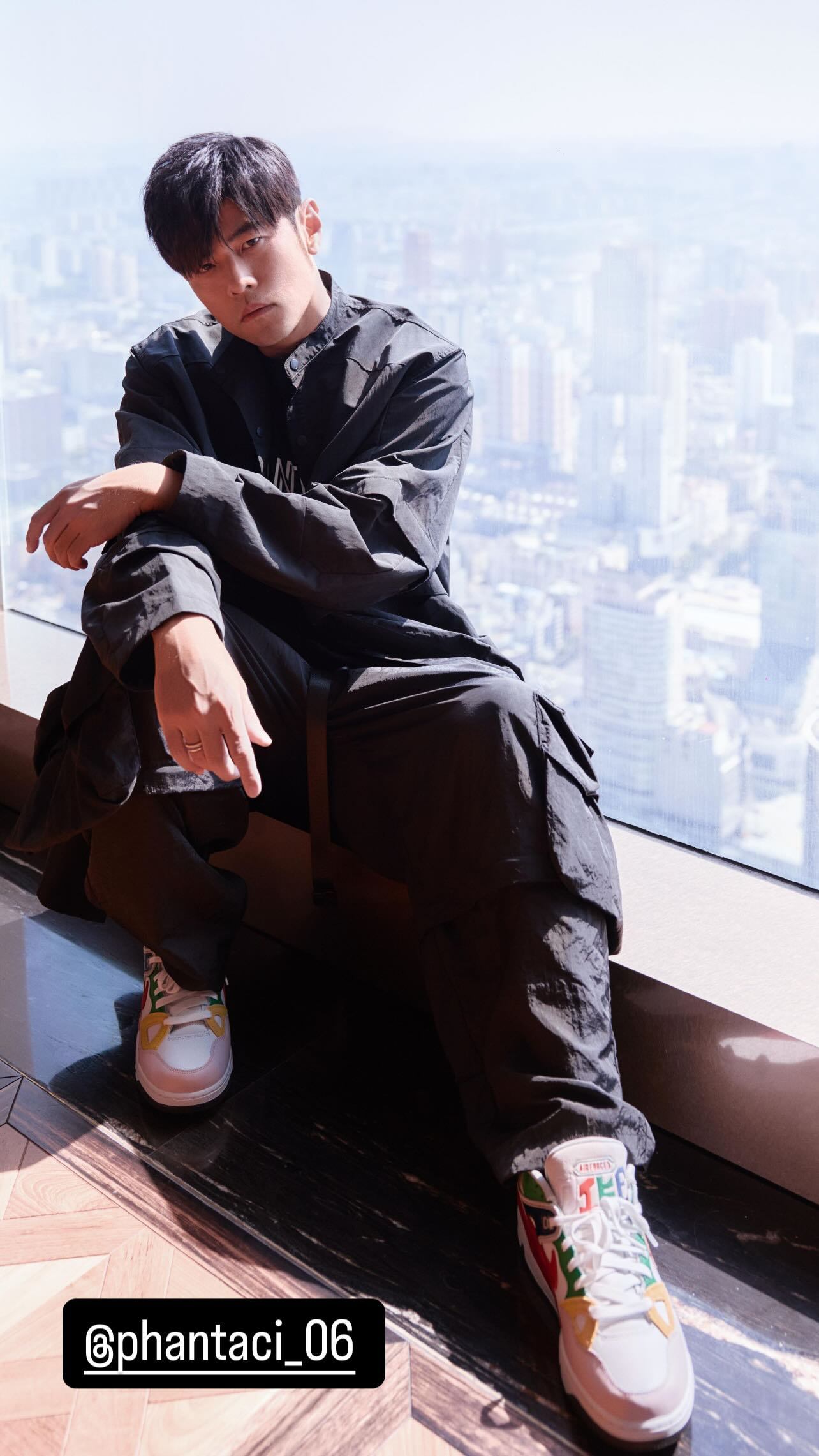 #周杰伦[超话]#  杰伦分享最新帅照 ​​​