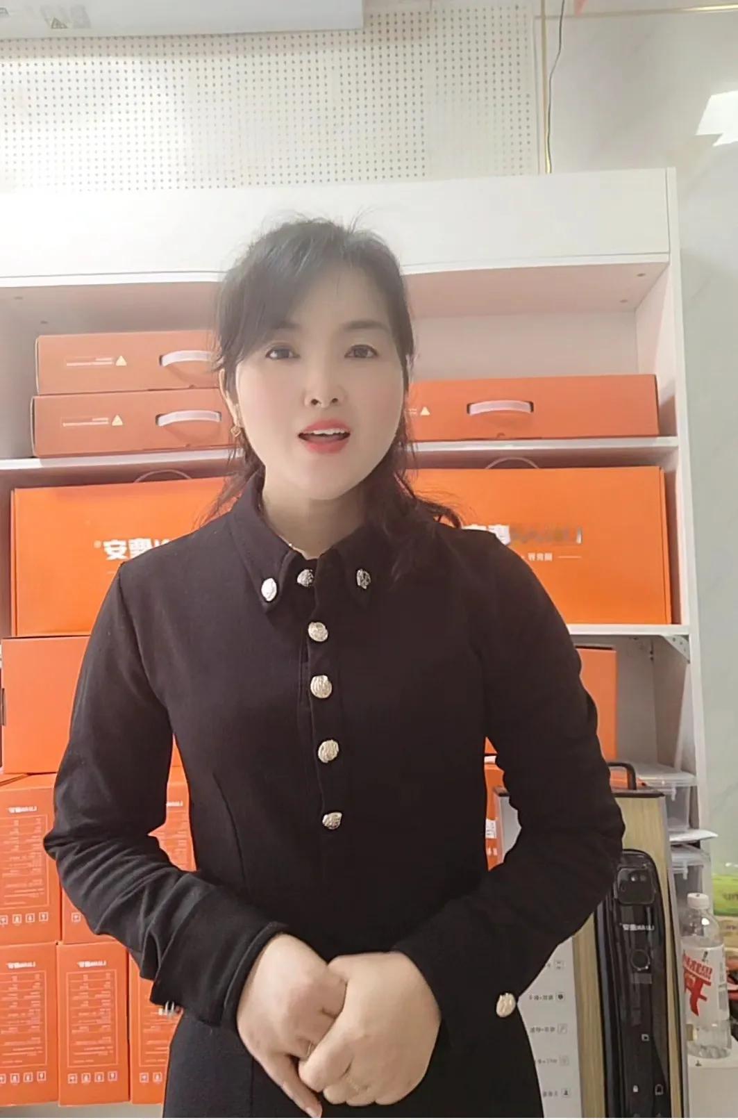 昨天跟女儿聊了一中午，主要是得知儿子现在搞了一套电脑在家，天天一有时间就扑在上面