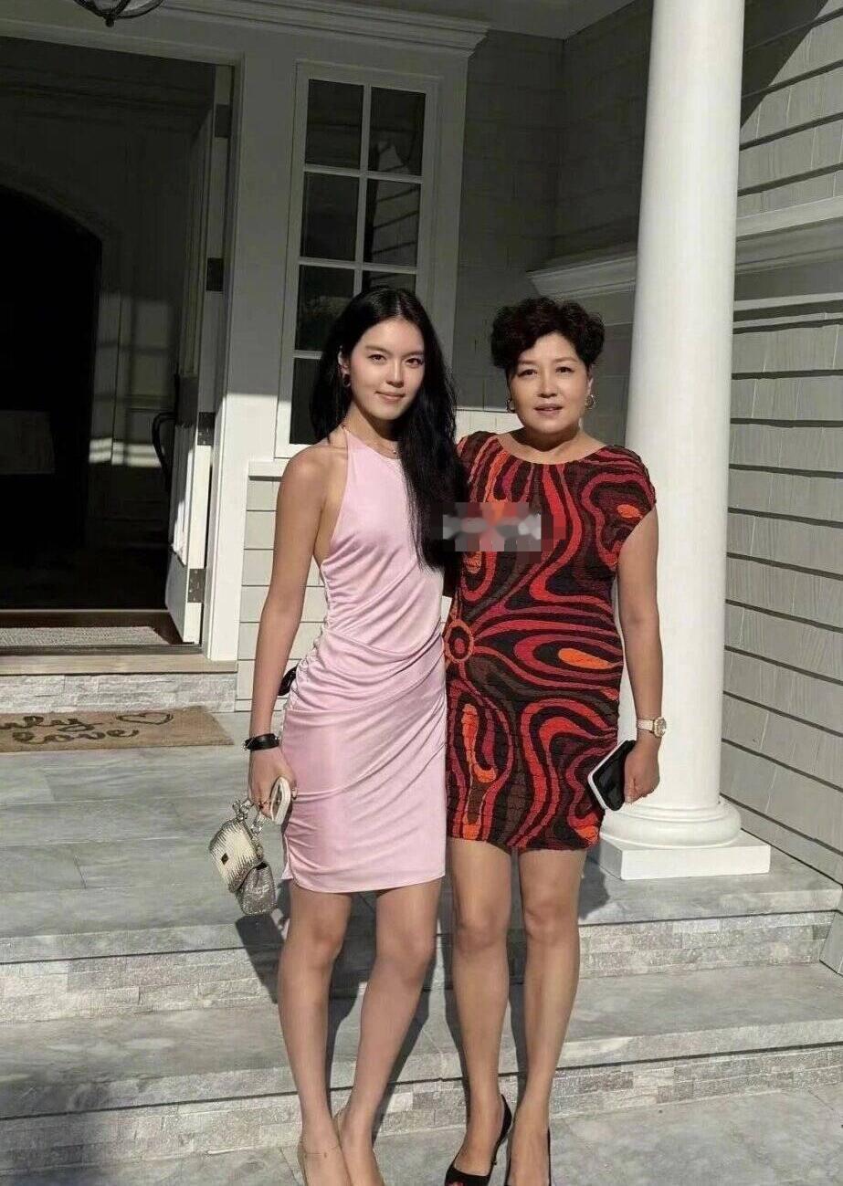 【央视前主持人李咏妻子哈文与女儿在美国】

前央视知名主持人李咏2018年因癌症