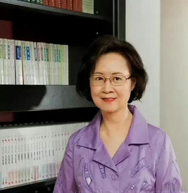 琼瑶一生的三段爱情琼瑶的一生都被一种“缺乏安全感”所笼罩。无论是童年的颠沛流离，