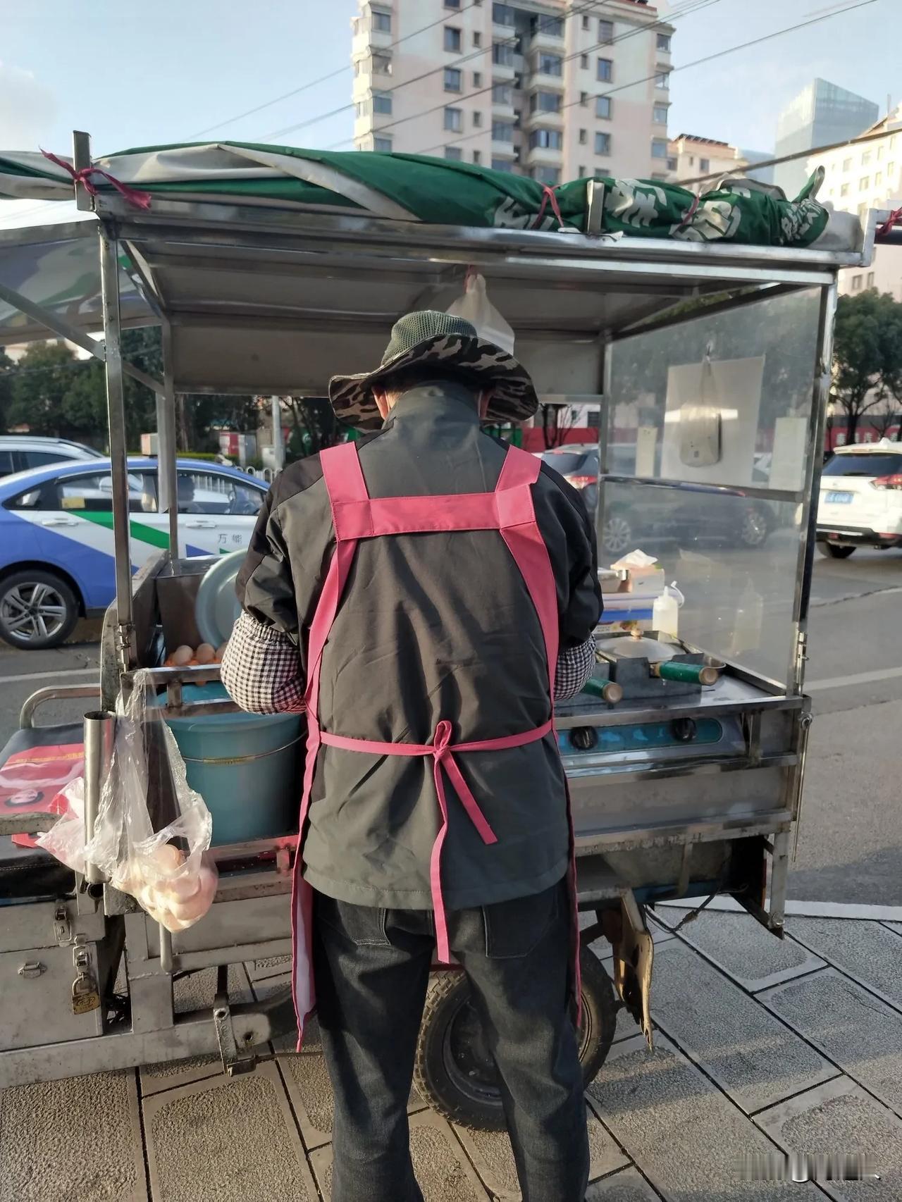 以烤卖粑粑安度晚年
一一一位退休老人的故事
退休生活怎么度过？对此，也许各有各的