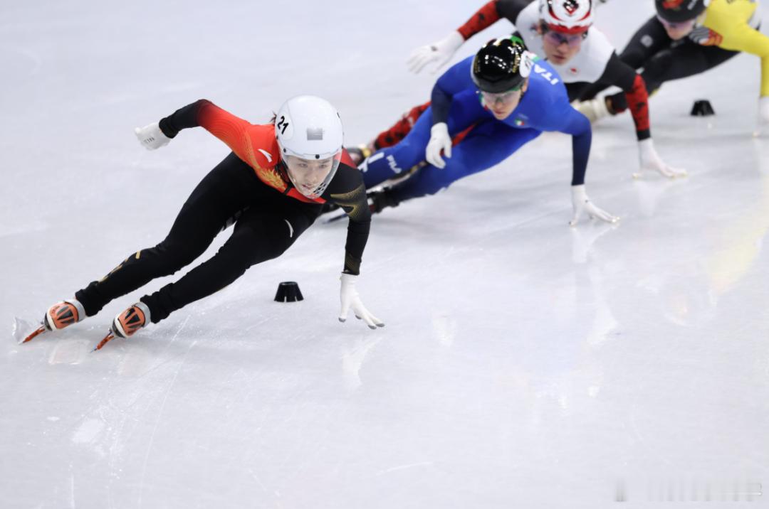 中国短道速滑刘少昂采访：“意大利队表现得很好，他们身上也有压力。短道速滑这个项目