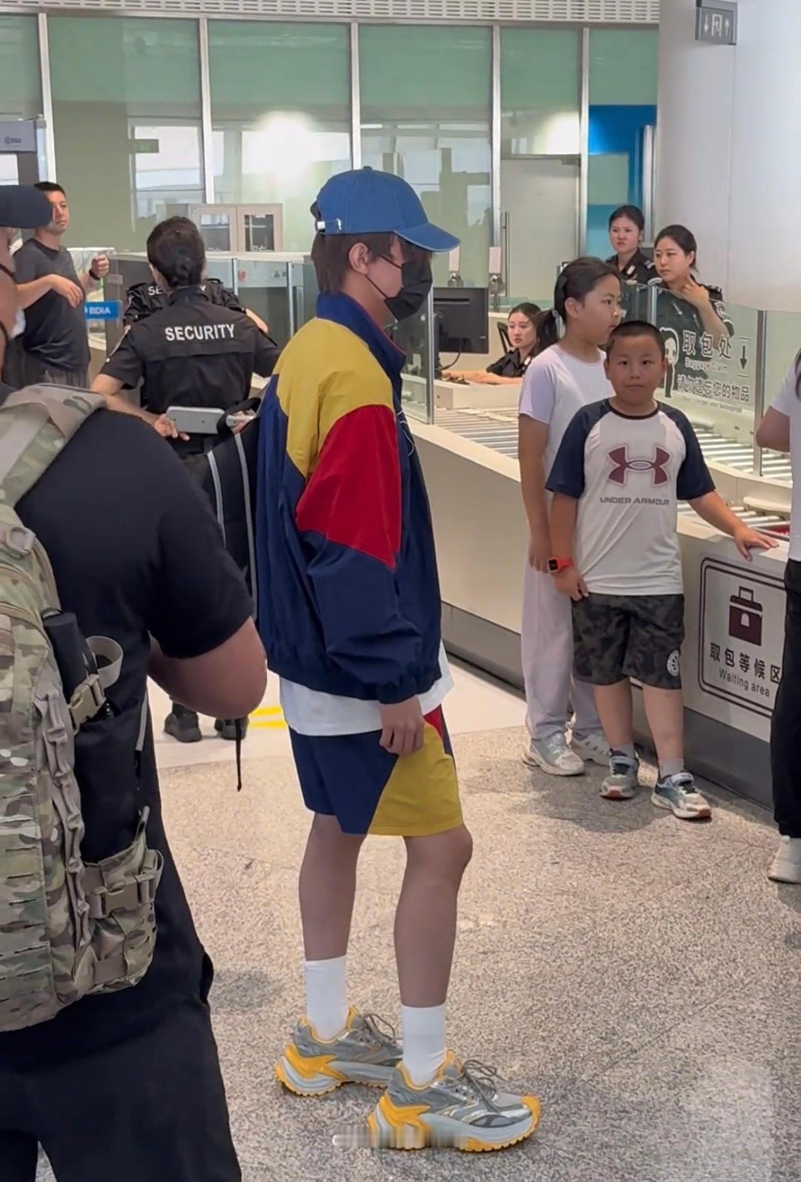 小宝的美腿 太细了吧[舔屏]今天也超帅啊啊啊啊我朋友说小宝穿的像感康[允悲]张泽