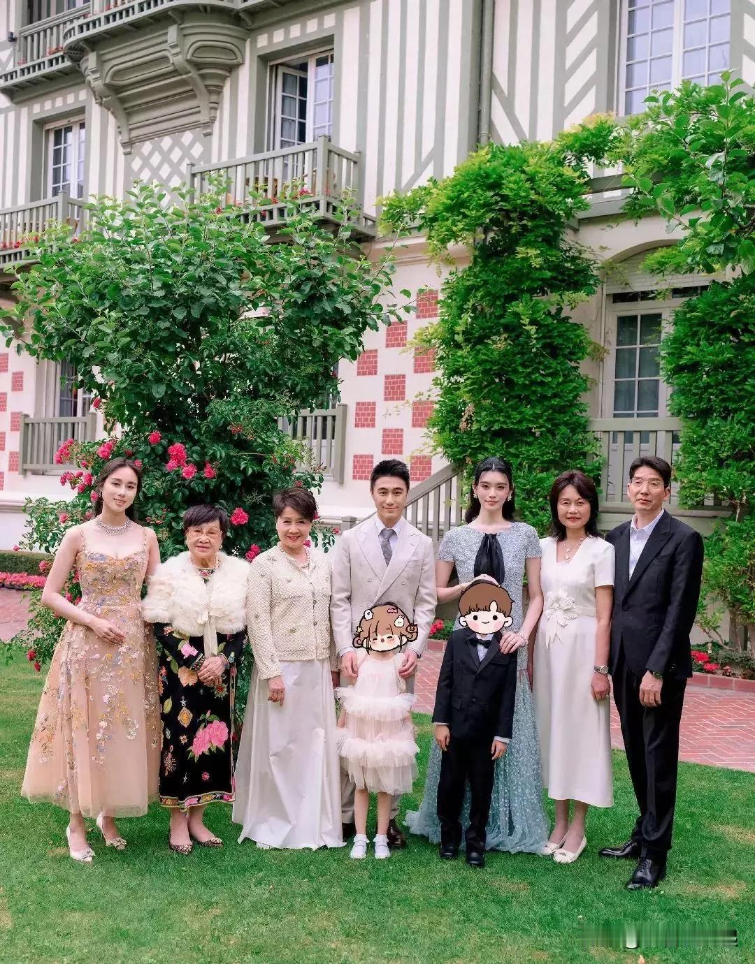 6月1日，何猷君和奚梦瑶婚礼合照曝光，那场面真是四代同堂，幸福满溢！婚礼选址世界