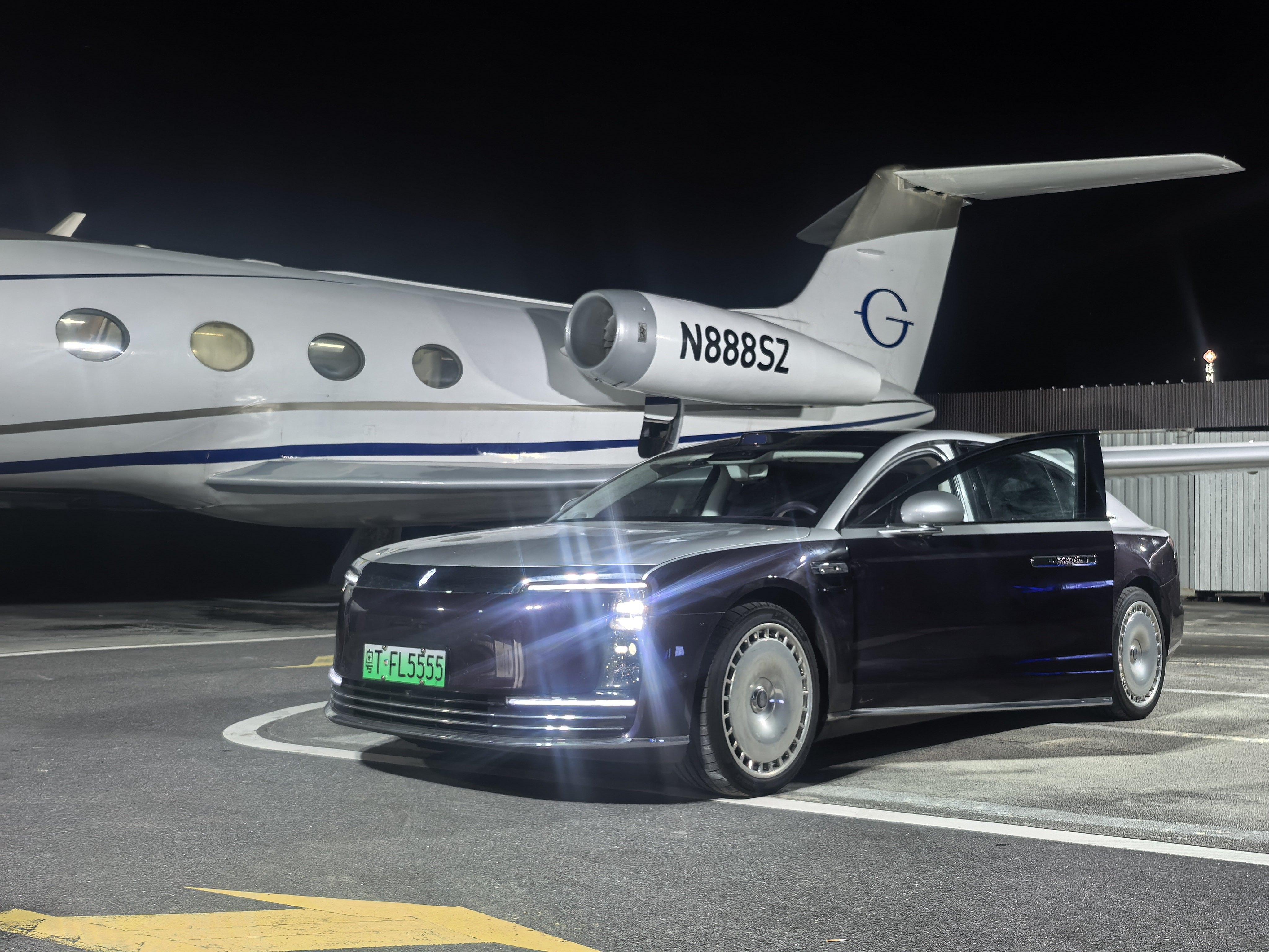 今晚拍夜戏，很开心看到越来越多的霸总短剧里出现国产豪车的身影。 深圳·空中的士私