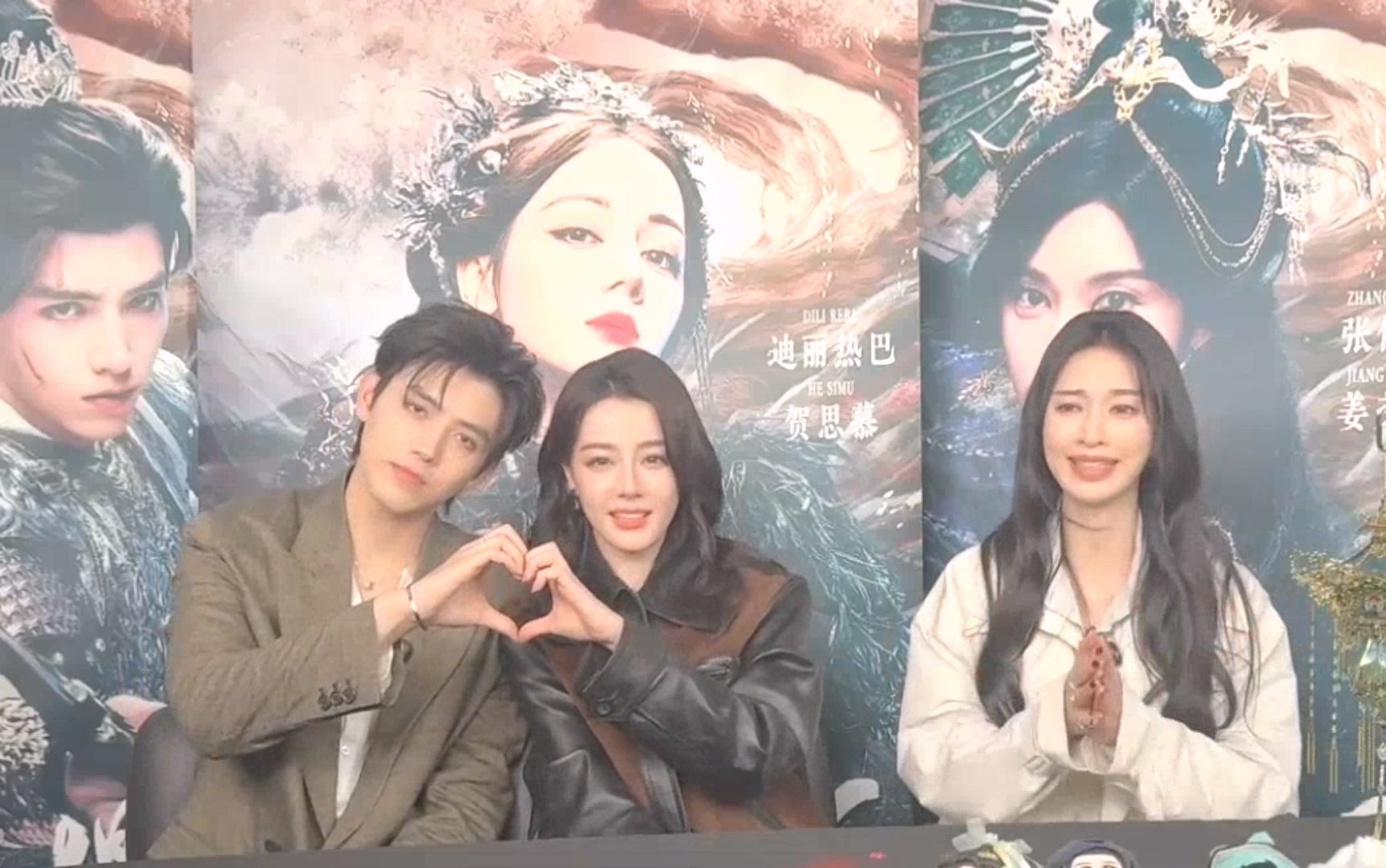 迪丽热巴陈飞宇比心迪丽热巴陈飞宇脸颊比心 为了帮张俪完成隐藏任务，迪丽热巴主动和