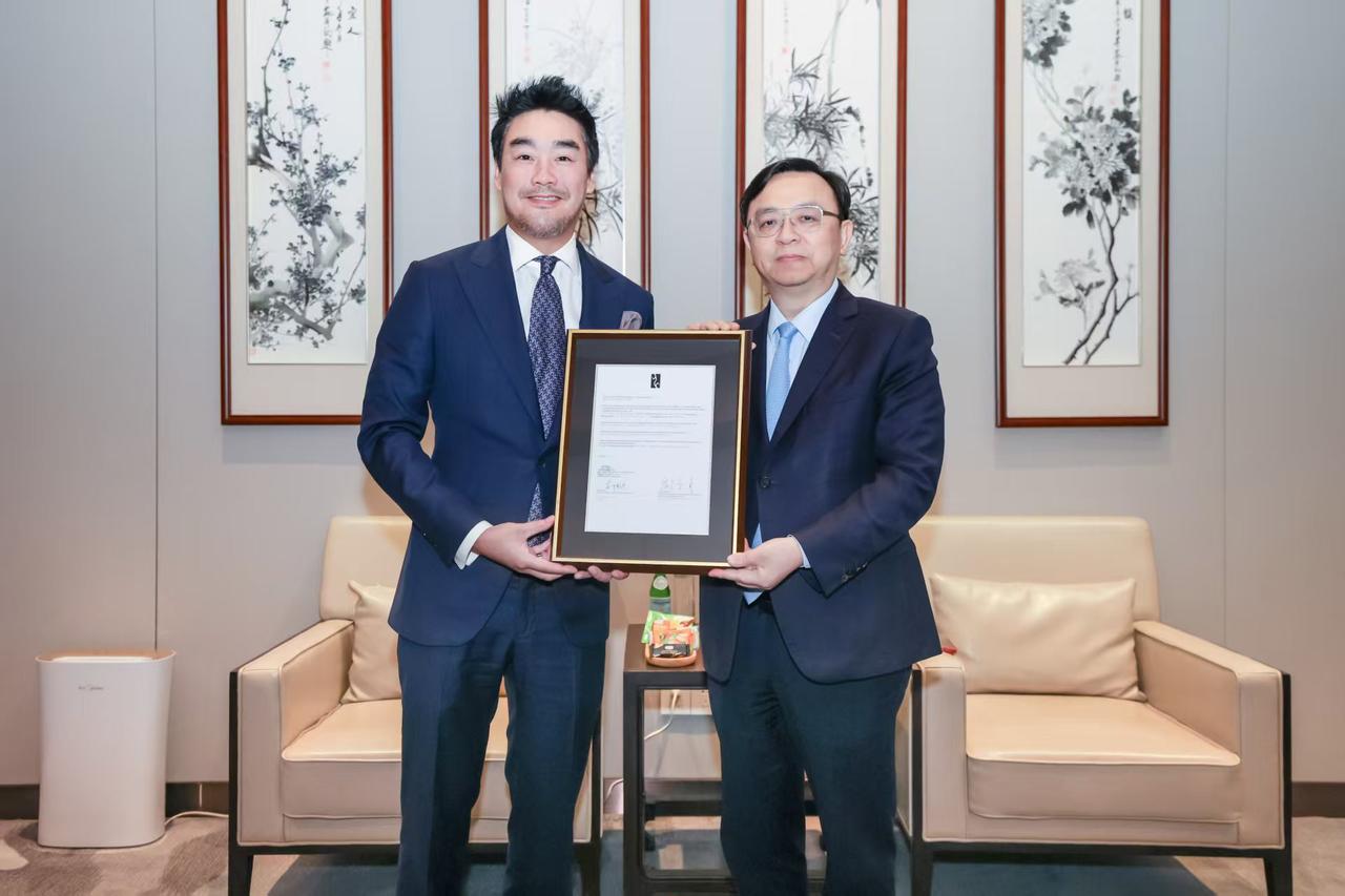 国际局势紧张推高国际油价，国内成品油近期上调，92号汽油重回9元时代，50L油箱