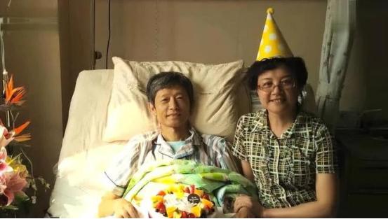 2016年，艾跃进在病床上与自己妻子一起过的最后一个生日，镜头中的他此时虽然露出