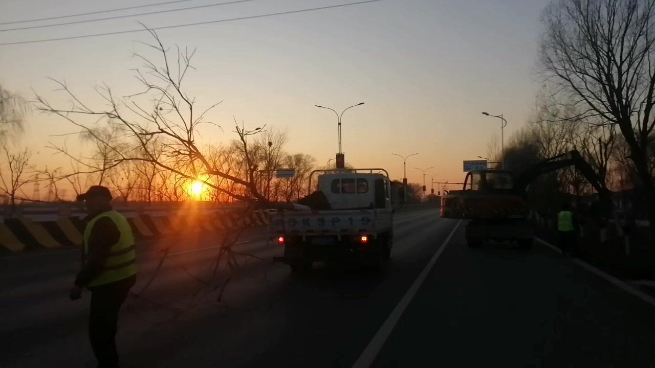 夕阳晚霞配对联，求下联啦！🌇傍晚散步拍到的夕阳，云霞红得像燃烧的火焰，赶紧写了