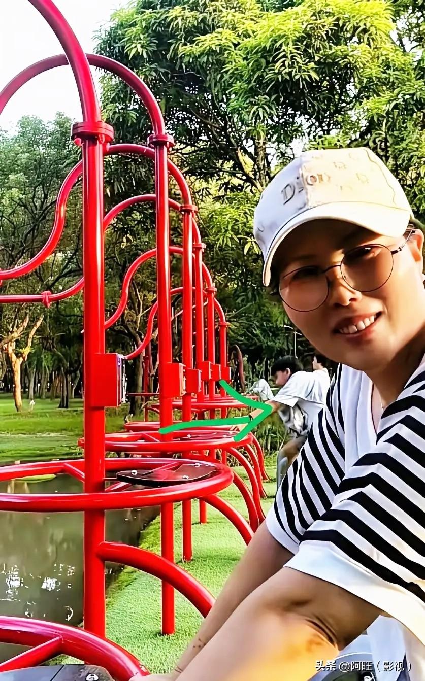 陪伴汪家十年的小杨阿姨，如今早已看清自己在汪家可有可无的处境，心态彻底转变，悄然