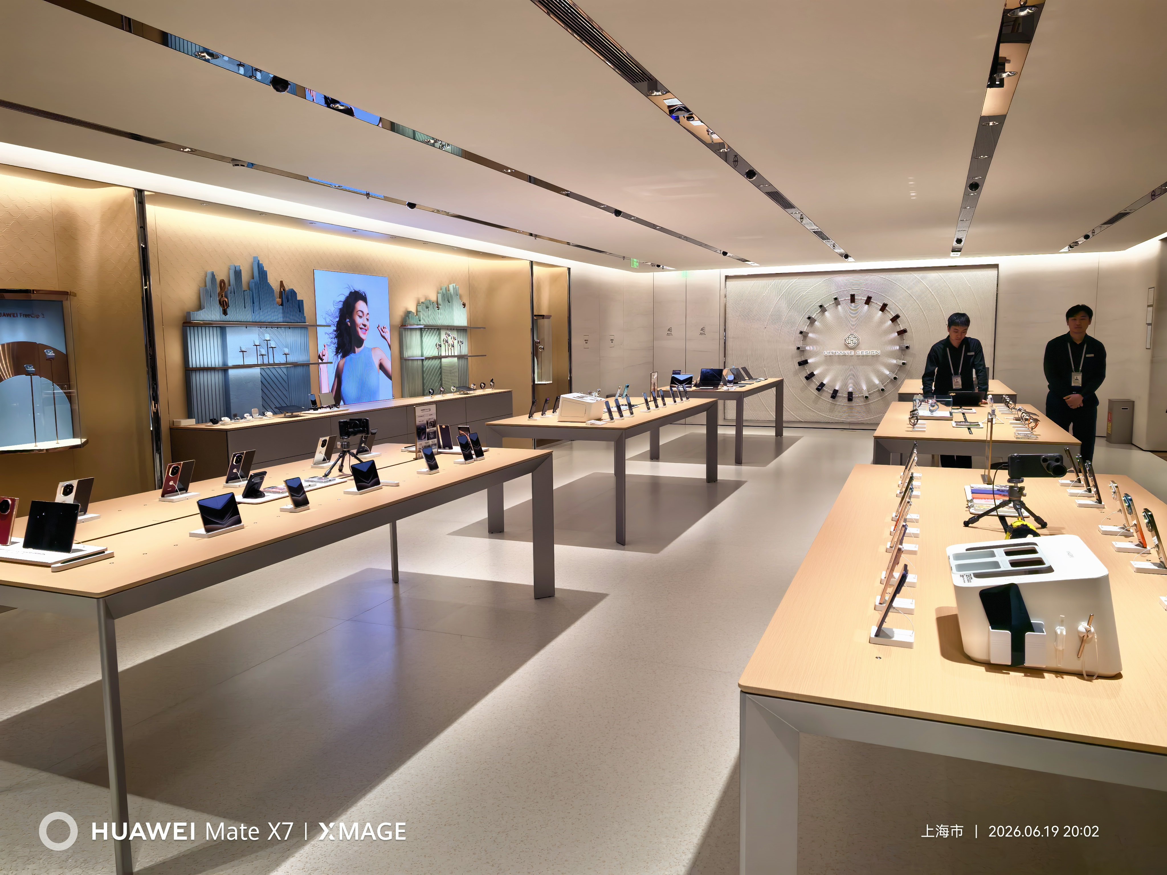 华为臻选店，浦东机场这家应该是上海第一家以非凡大师为主题的门店，我印象当中好像第